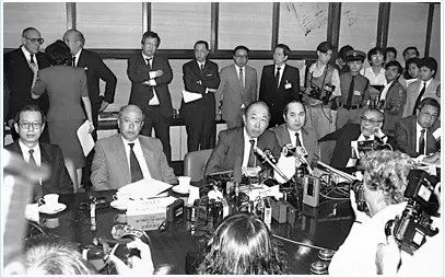 联交所就停市会见记者