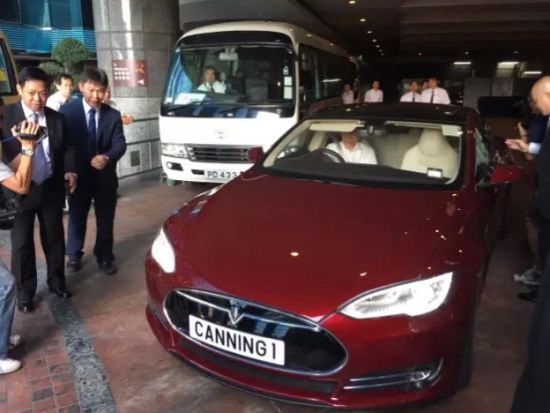 霍建宁的特斯拉座驾，可惜享受豪车的永远是司机，霍去年薪酬1.96亿港元。