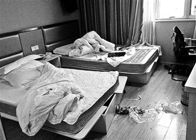 两名环保志愿者在宾馆内被警方以涉嫌卖淫嫖娼带走调查