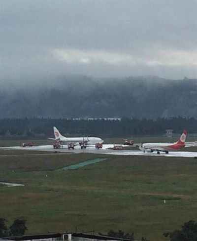 　　昨日，福建福州长乐机场，一架福航客机(右）发现在其前面的一架国航客机（左）右侧发动机冒火。消防到达后，一度误将泡沫洒向报警的福航客机。