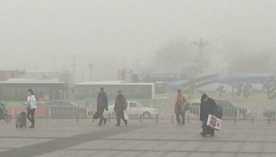 12月1日被雾霾笼罩的保定街头。 图/俞琴