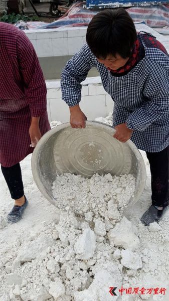 淀粉生产车间的工人