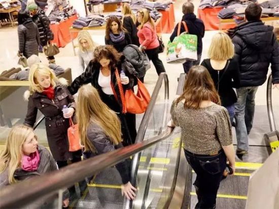 在芝加哥某商场购物的人群。图片：AP