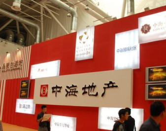 　　多位高管相继出走、公司业绩大不如前。在行业分析人士看来，传统单一的经营格局、垂直的管理模式，或都阻碍了公司发展