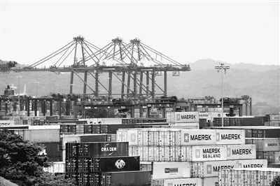 从远处眺望巴拿马巴尔博亚港集装箱码头。 