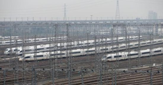 10月14日，大量高铁列车停放在上海市嘉定区的上海铁路局动检所的车场内。 赵昀 澎湃资料