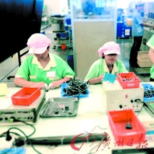 图为学生工正在车间里工作（暗访手机拍摄）。（广州日报记者葛宇飞、石忠情摄）