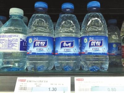 康师傅矿物质水（右）改用新名称——康师傅优悦（左）。京华时报记者陶冉摄