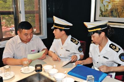 昨日，京版控烟条例实施首日，北京市卫生监督所执法人员在朝阳区一家海底捞店内检查时，开出了首张责令整改通知书。新京报记者 吴江 摄