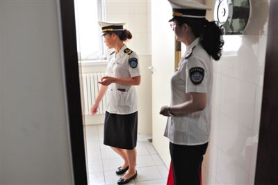 昨日，市卫生监督所执法人员在朝阳医院的洗手间检查。 新京报记者 吴江 摄