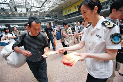 昨日，北京西站，铁路卫生监督工作人员发放控烟宣传手册。新京报记者 王贵彬 摄