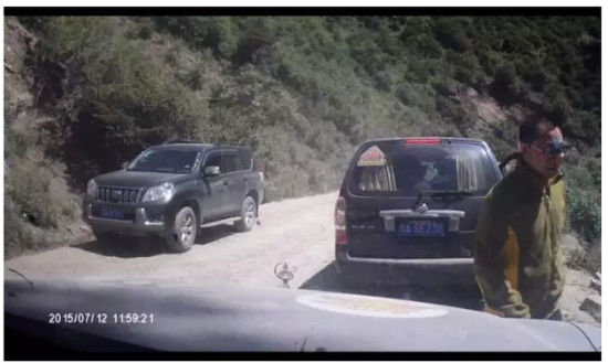 参与打人的“眼镜哥”