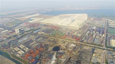 8月16日，记者使用航拍器，在500米高空拍摄天津滨海新区瑞海公司危险品仓库爆炸事故现场，远处为渤海湾。新京报首席记者 陈杰 摄