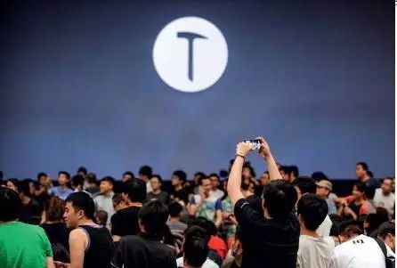 罗永浩在上海的发布会没有明星，吸引了8000人参加，下一次发布会他想把规模扩大到两万人