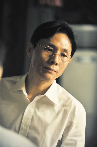   兰世立 东星集团总裁。  谢小青 融众集团董事长。