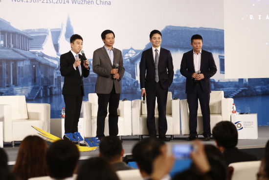 图为央视财经《对话》陈伟鸿(左一)独家专访曹国伟(右一)、刘强东(右二)、雷军(左二).