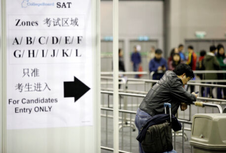 一名考生家长在香港亚洲国际博览馆外等待。亚洲国际博览馆是香港最大的考试场所，由于考场设在博览馆的地下区域，这个能容纳上万人的偌大场地，被考生戏称为“万人坑”。