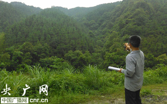 思英屯村民向记者指认争议林地（记者白宇_摄）