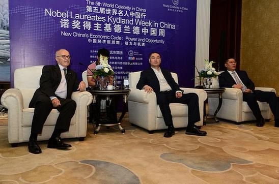 诺奖得主基德兰德与远东集团董事长徐哲、执行总裁刘阳召开记者招待会，就远东经济趋势论坛等问题回答来自全国各地30多家媒体的采访。