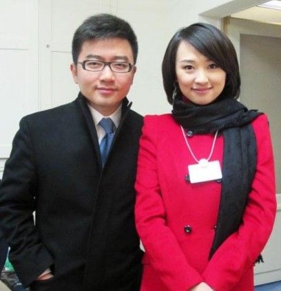 图为芮成钢（左）与欧阳智薇（右）合影。（图片来源：中国经营网）