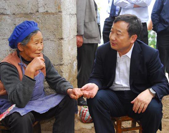　2009年，时任昆明市市长的张祖林慰问孤寡老人。