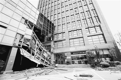 8月13日，仅建成一年的浙江海宁皮革城4期和5期连楼天桥发生坍塌。 蓝天摄（人民视觉） 