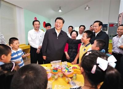 11月1日傍晚，习近平在福州市军门社区与正在老师辅导下开展科普活动的孩子们亲切交谈。新华社记者 兰红光 摄 