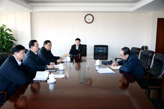 2月4日下午，中央巡视工作领导小组成员、办公室主任黎晓宏向联通党组书记、董事长常小兵传达了习近平总书记关于巡视工作的重要讲话精神，中央第八巡视组组长宁延令、副组长丁伯东反馈了专项巡视情况。（中央纪委监察部网站 肖磊涛 摄）