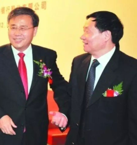 图为郭树清(左)和肖钢(右)。（原文配图）