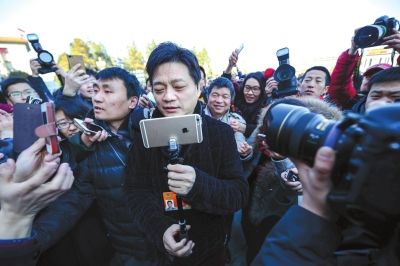 昨天，被记者围堵的崔永元使用自拍神器当了回“摄影师”。京华时报记者潘之望摄