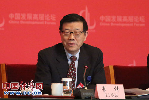 由国务院发展研究中心主办、中国发展研究基金会承办的“中国发展高层论坛2015”年会于2015年3月21日—3月23日在北京钓鱼台国宾馆举行，本届论坛的主题为“新常态下的中国经济”。中国经济网全程直播报道。图为国务院发展研究中心主任兼论坛中方主席李伟做总结致辞。中国经济网 裴小阁摄 