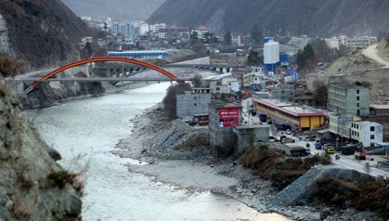 位于泸定桥边的大渡河上一座水电站正在建设。 图片来源：CFP