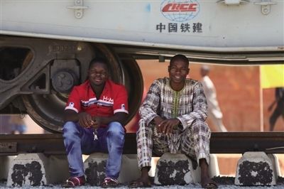 　2014年底，非洲首条中国标准现代化铁路在尼日利亚铺通。