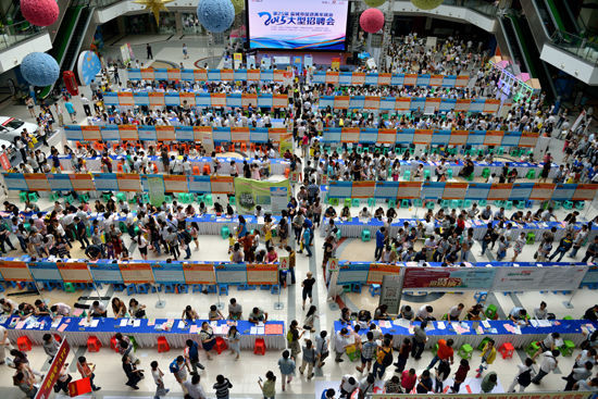 江苏盐城第25届促进青年就业大型招聘会现场火爆。CFP供图