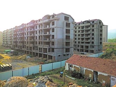 图为住宅楼的外立面还未装修，但据售楼处工作人员介绍，第一批开盘已经卖掉了99套。（图片来源：正义网）