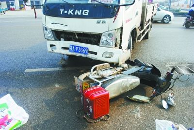   按照交管部门的最新统计，目前全市上白牌的电动车有24万辆，上黄牌的超标电动车有72.5万辆，加上假牌、套牌车，整个武汉市的电动车总量远远不止100万辆。