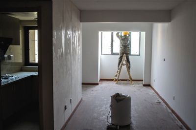 5月31日，朝阳北路常营附近一公租房项目内，工人正按照精装标准装修房间。新京报记者 周岗峰 摄