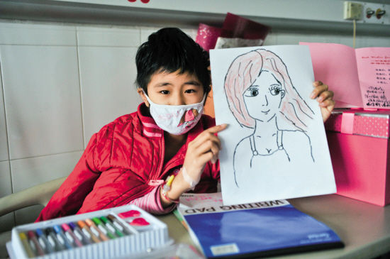 　　2012年2月11日下午，住院的小碧心很喜欢画画，她原本希望将来成为一名老师 　　羊城晚报记者 宋金峪 摄