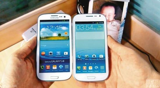 假冒三星手机（右）与正品（左）外观一模一样，贴上商标后，真假难辨。