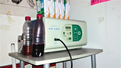 体验店内售价13990元的高电位治疗仪，旁边是两瓶仿真血浆。