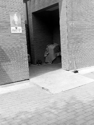 ▲厕所内的冰棍成箱靠墙摞起(图中圈内)，上面盖着一层棉被。