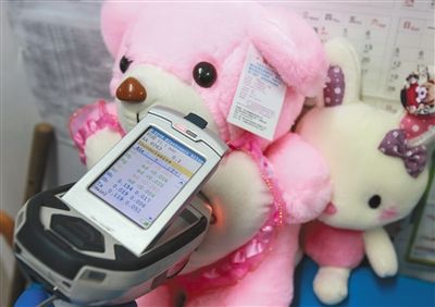 近日，北京服装学院合作实验室，一只粉色抱抱熊毛绒玩具被测出含有汞、铬、溴、铌、锑等重金属，但并未超标。本版图片/实习生 彭子洋 摄