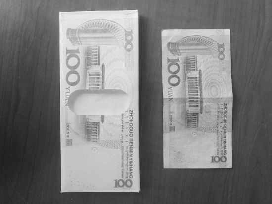 图为路边摊所卖的钱包（左），与100元人民币（右）十分相像。（半岛晨报、海力网 记者 梁美华摄）