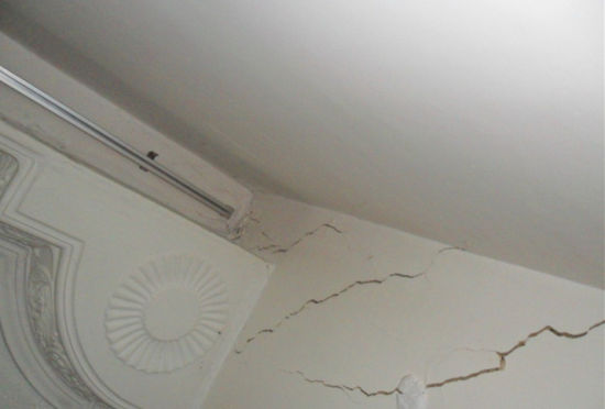 房屋墙体出现大裂痕（照片由住户提供）