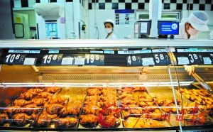 图为工作人员在沃尔玛深圳洪湖店销售熟食。（图片来源：资料图）