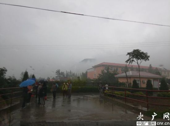 图为上午8点20分，多名供血浆者走出单采血浆站（来源：中国广播网）