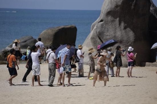 游客们在三亚“天涯海角”景点游览。澎湃新闻 黄俊如 图