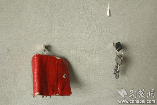 记者和业主试着将多把钥匙插入墙内。图片来源：荆楚网
