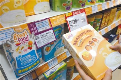 奶伴侣产品多在婴幼儿食品专柜出售，但事实上只是普通固体饮料。新京报记者 郭铁 摄