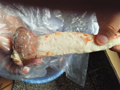 “包油”腰子放在热水中浸泡，外包的油可轻松从羊腰上分开。